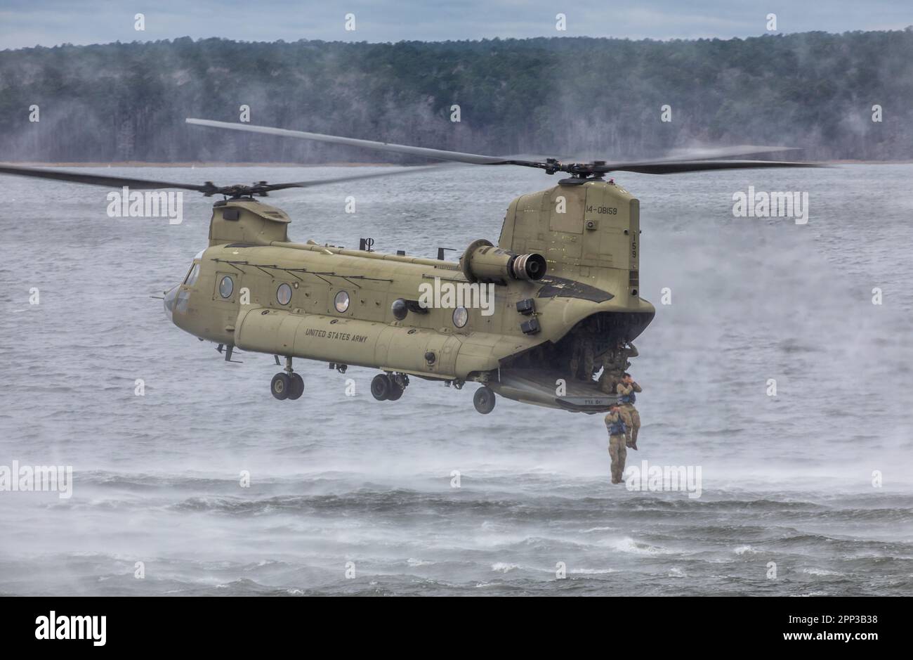 I soldati si sfidano nell'evento di Helocast durante la migliore competizione Medica dell'esercito a Fort Polk, Laos. Dal 22 al 26 gennaio 2023. Foto Stock