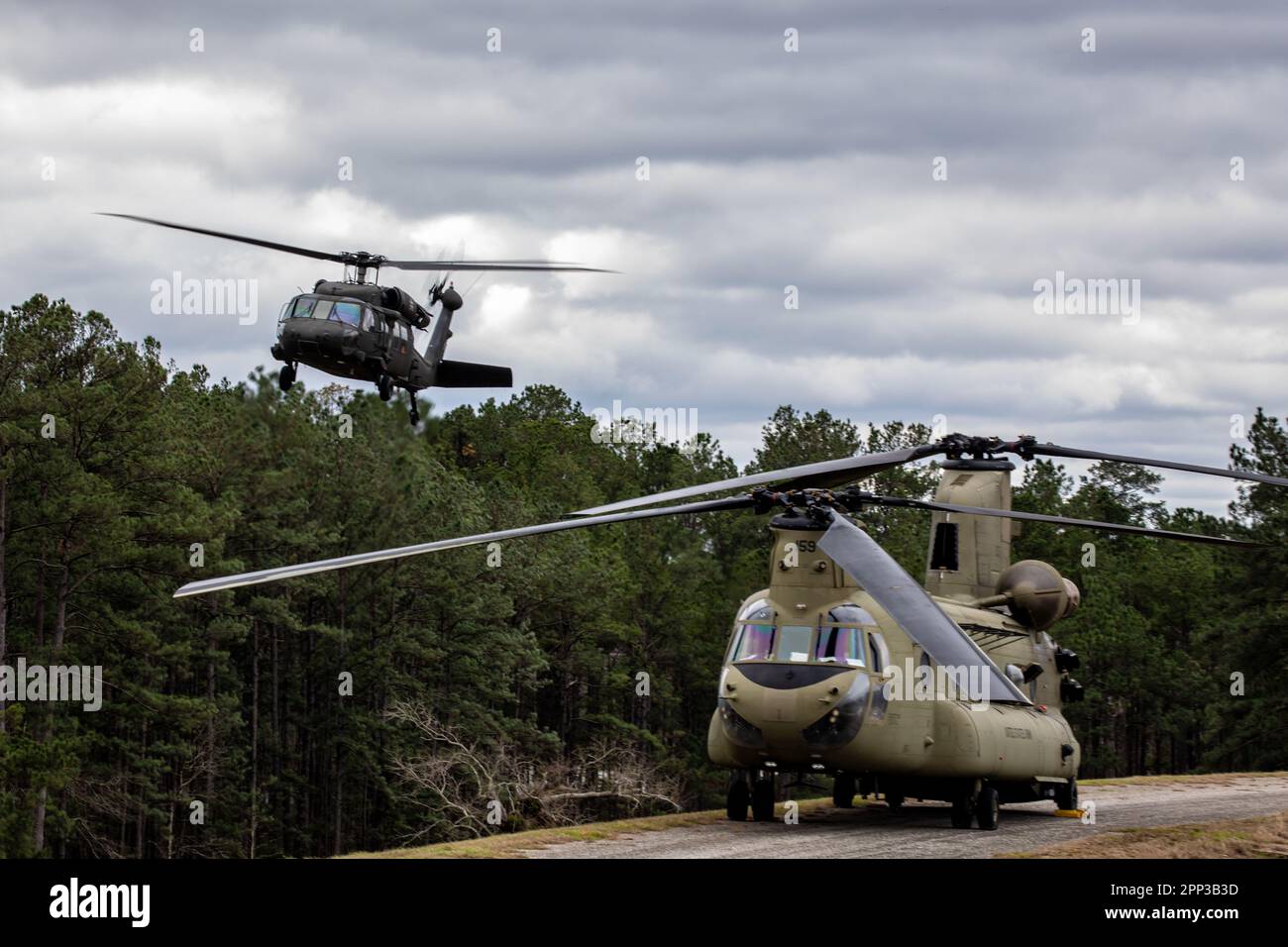 I soldati si sfidano nell'evento di Helocast durante la migliore competizione Medica dell'esercito a Fort Polk, Laos. Dal 22 al 26 gennaio 2023. Foto Stock