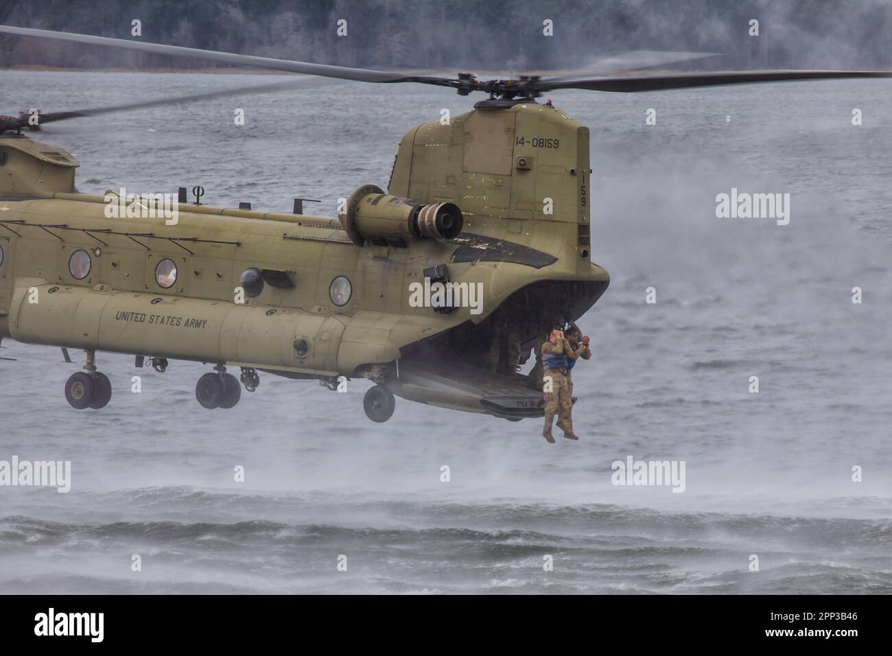 I soldati si sfidano nell'evento di Helocast durante la migliore competizione Medica dell'esercito a Fort Polk, Laos. Dal 22 al 26 gennaio 2023. Foto Stock