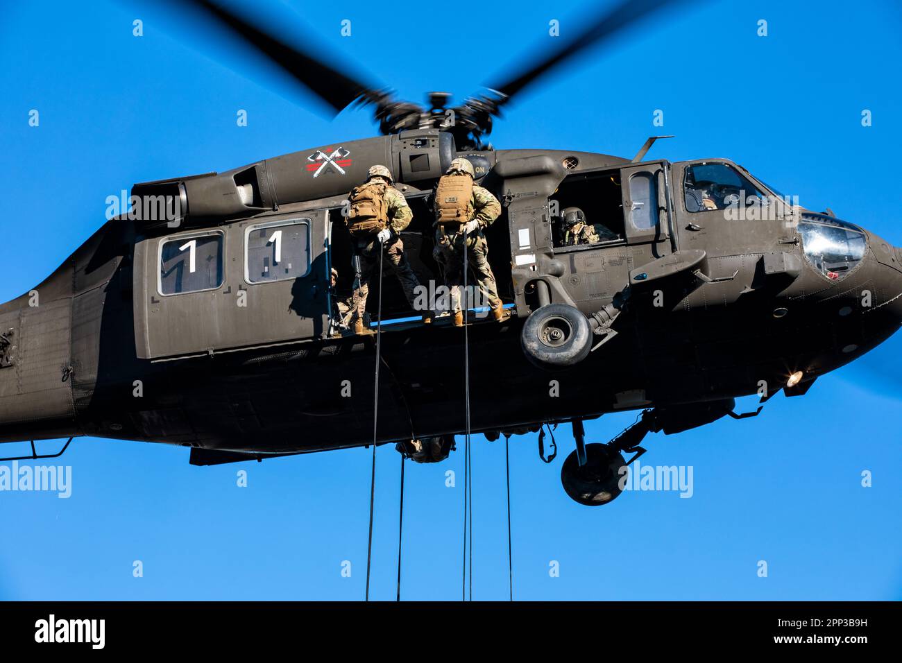 Soldati rappel da un falco nero durante la migliore competizione Medica dell'esercito a Fort Polk, Laos. Dal 22 al 26 gennaio 2023. Foto Stock