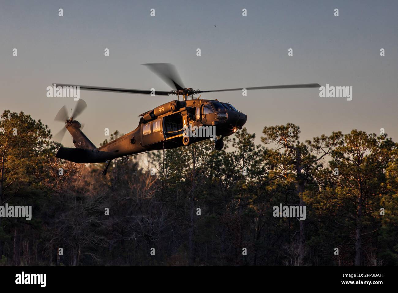 Soldati rappel da un falco nero durante la migliore competizione Medica dell'esercito a Fort Polk, Laos. Dal 22 al 26 gennaio 2023. Foto Stock