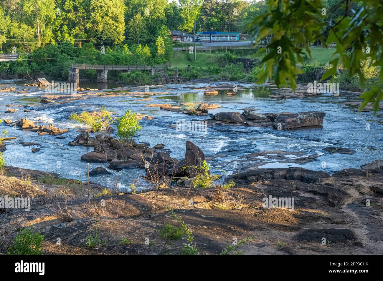 Il fiume Towaliga tra il canale di fuoriuscita e le cascate all'High Falls state Park di Jackson, Georgia, vicino a Macon. (USA) Foto Stock