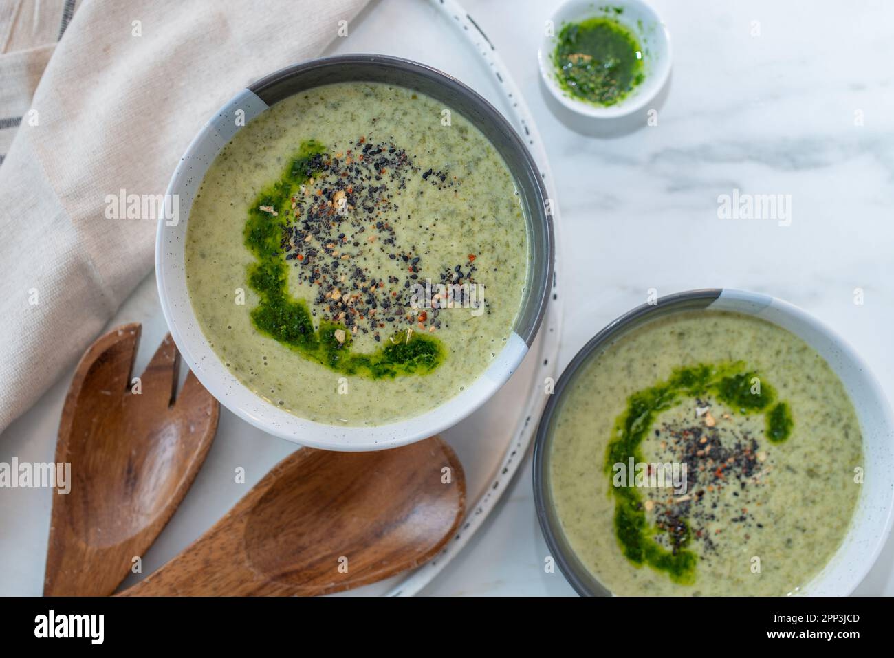 Zuppa sana e cremosa con ramson fresco o foglie di aglio selvatico Foto Stock