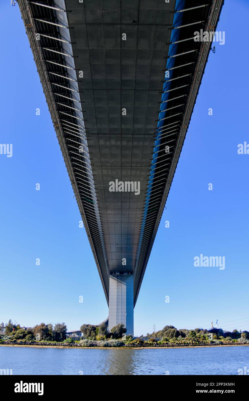 Parte inferiore in cemento della Westgate Freeway, Westgate Bridge, Suspension, Flags, Blue Sky, Melbourne, Victoria Victoria, Australia Foto Stock