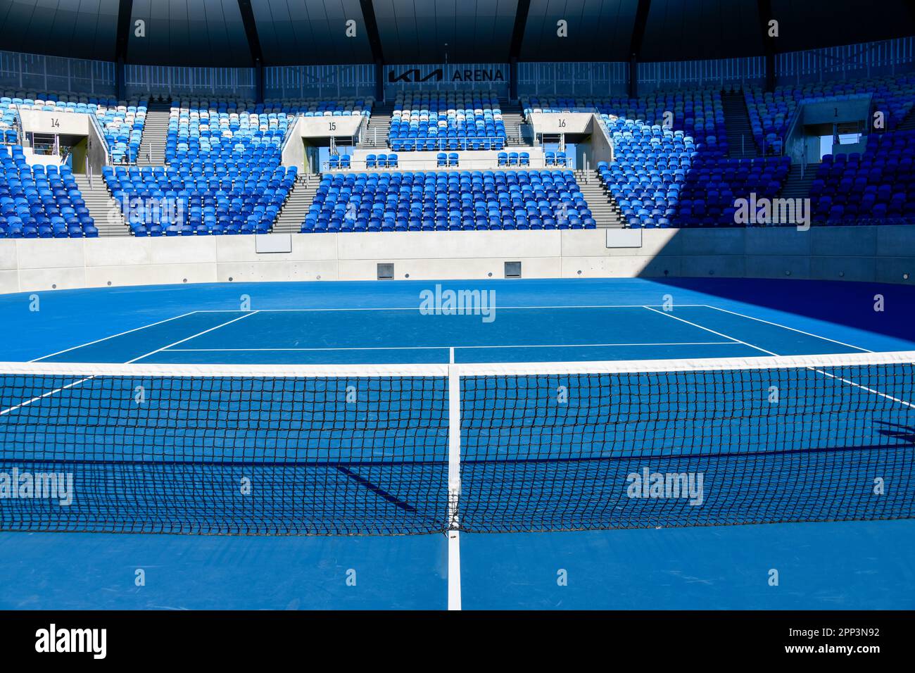Campo da tennis blu con marcature bianche e rete da tennis all'Australian Open Tennis Grand Slam, Melbourne Park, Melbourne, Victoria, Australia Foto Stock