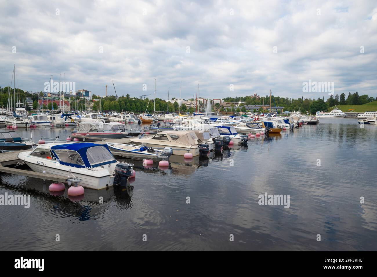 LAPEENRANTA, FINLANDIA - 21 AGOSTO 2016: Nuvoloso giorno di agosto nel porto della città Foto Stock