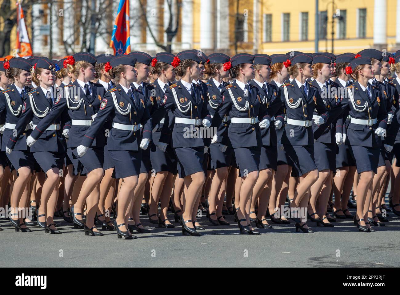 ST. PETERSBURG, RUSSIA - 06 MAGGIO 2018: Cadetti femminili dell'Accademia del Ministero degli Affari interni marzo per le prove della parata militare in Foto Stock