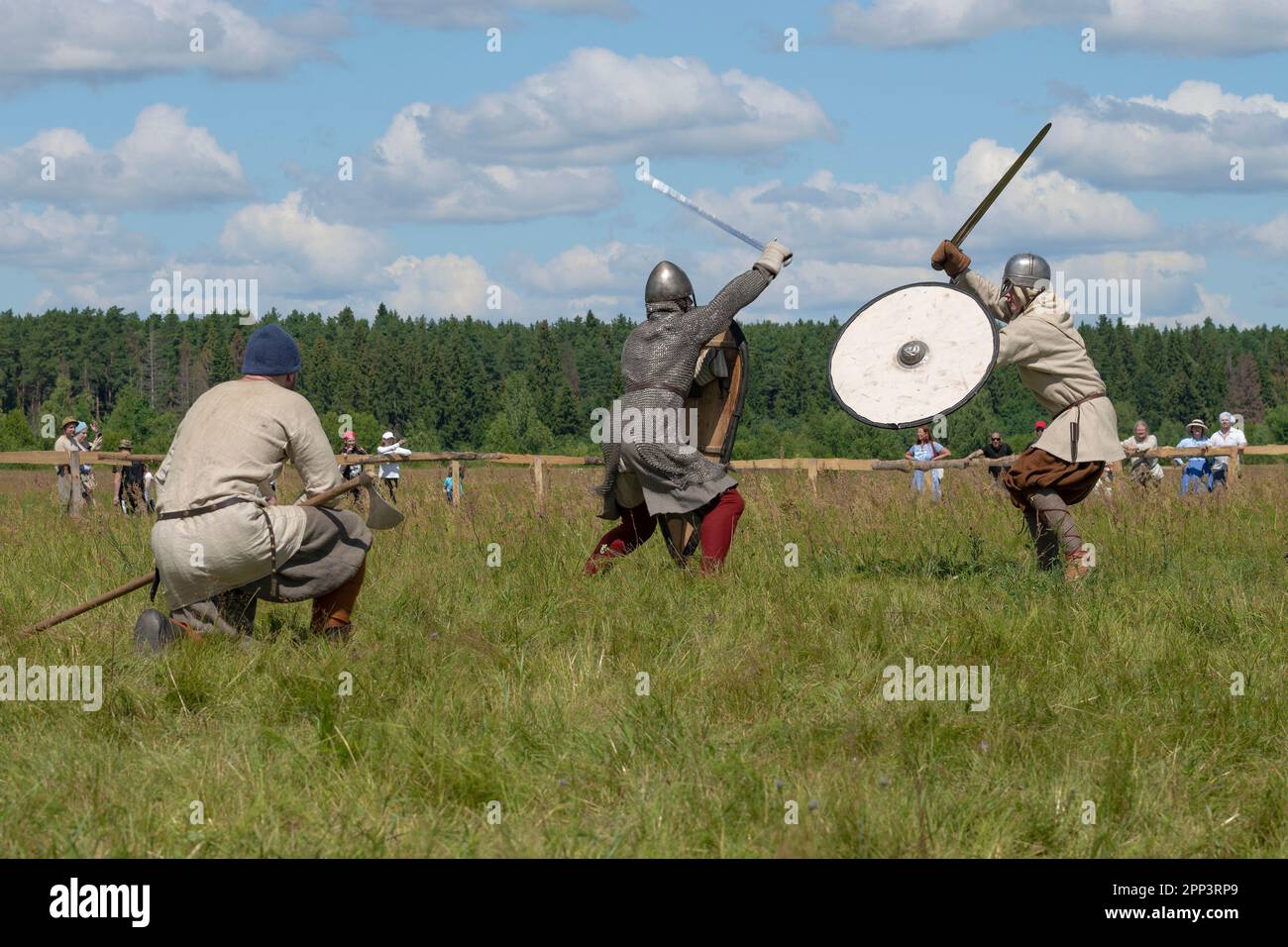 REGIONE DI TVER, RUSSIA - 22 LUGLIO 2022: I spadaccini medievali duello in un giorno di sole luglio. Festival storico 'Epic Coast-2022' Foto Stock