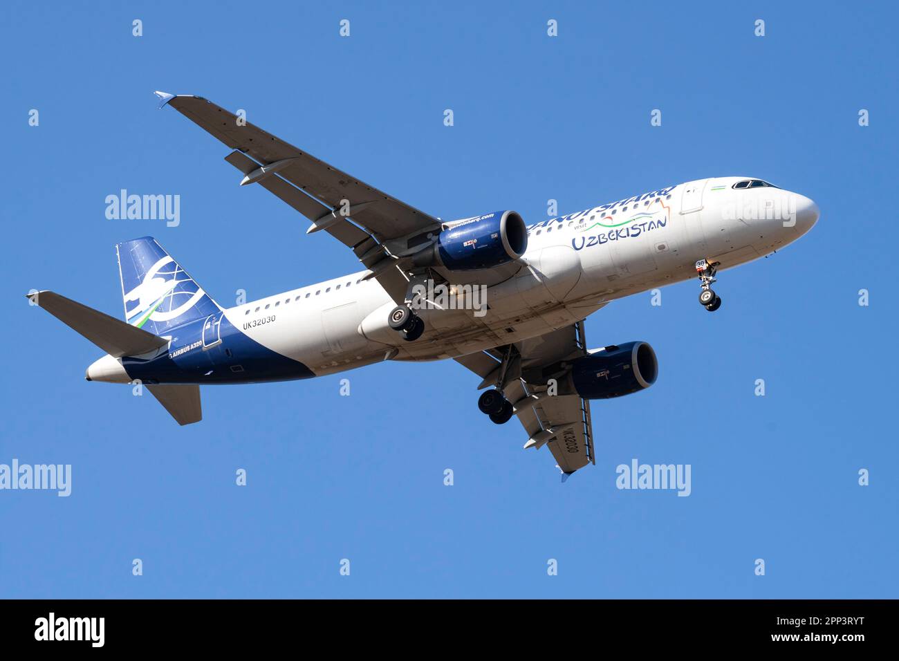 SAN PIETROBURGO, RUSSIA - 14 APRILE 2023: Airbus A320-214 (UK32030) della compagnia aerea Qanot Sharq in cielo blu senza nuvole Foto Stock
