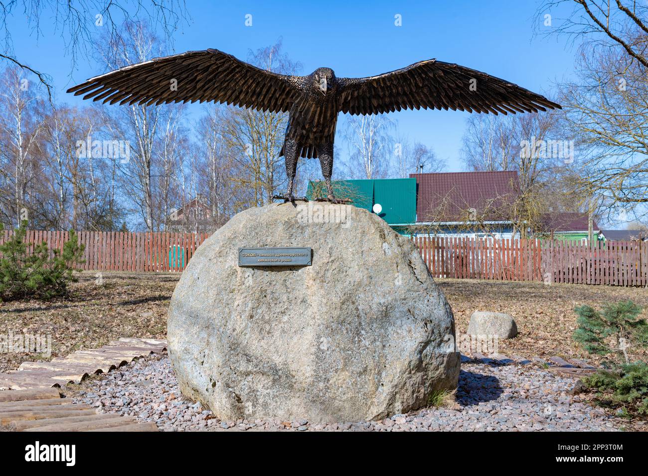 STARAYA LADOGA, RUSSIA - 17 APRILE 2023: Monumento al falco - il simbolo della famiglia Rurik in un giorno di sole aprile Foto Stock
