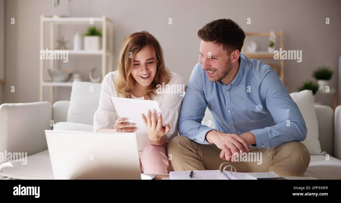 Lettura della lettera cartacea. Buone notizie. Posta fattura famiglia Foto Stock