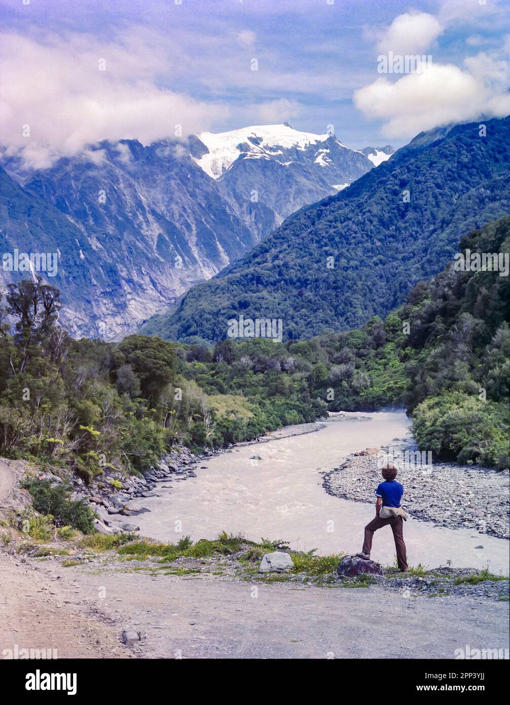 Un'immagine storica del 1981 della strada che conduce al Ghiacciaio Fox sulla costa occidentale dell'isola meridionale della Nuova Zelanda. Foto Stock