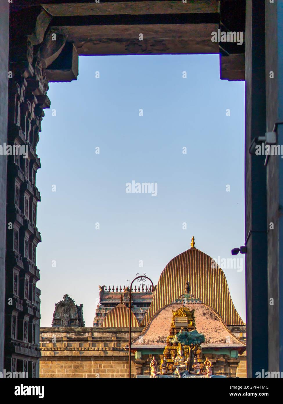 Chidambaram Thillai Natarajar Tempio dall'entrata gopuram tempio. Golden tempio torre di signore Shiva nel sud dell'India, Tamil Nadu Foto Stock