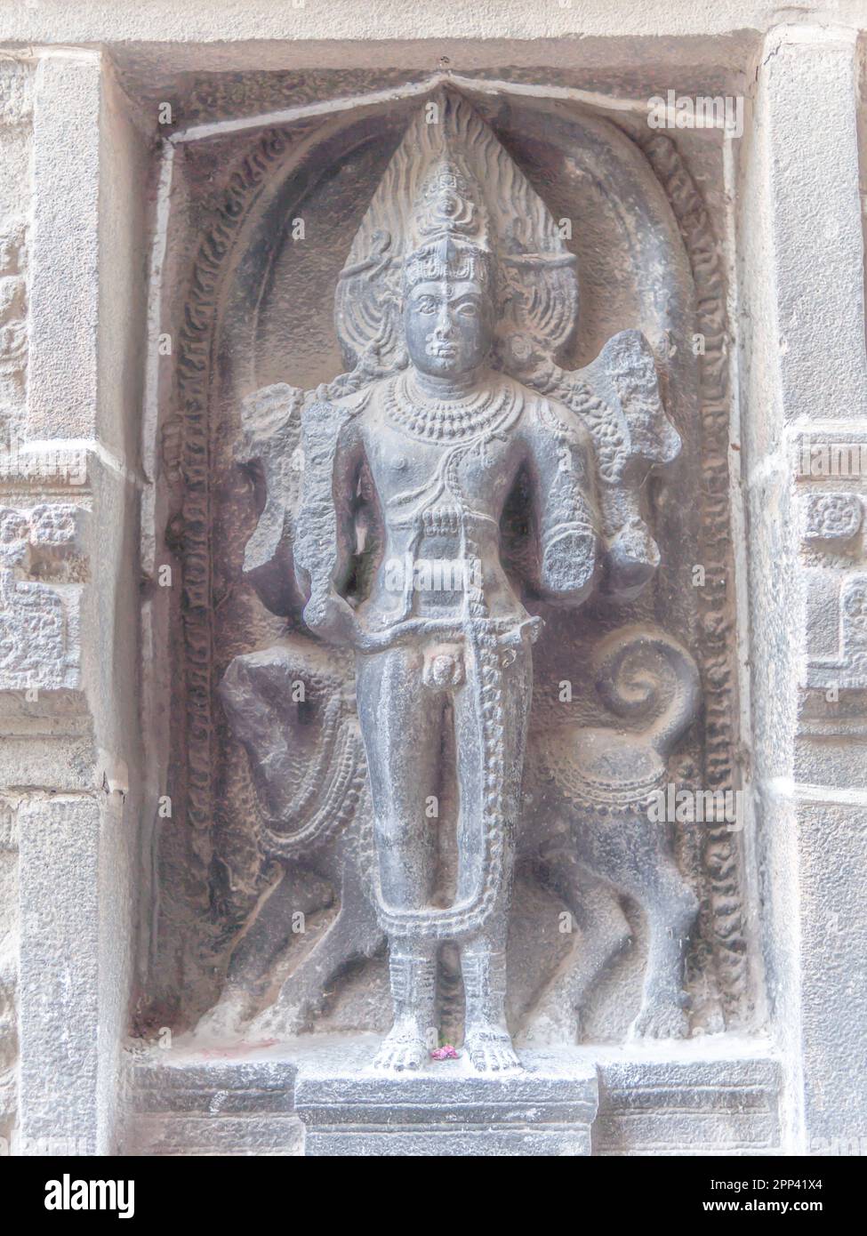 In alto, la magnifica statua del Tempio di Chidambaram raffigura la Santa manifestazione del Signore Shiva in una forma seducente e affascinante. Foto Stock