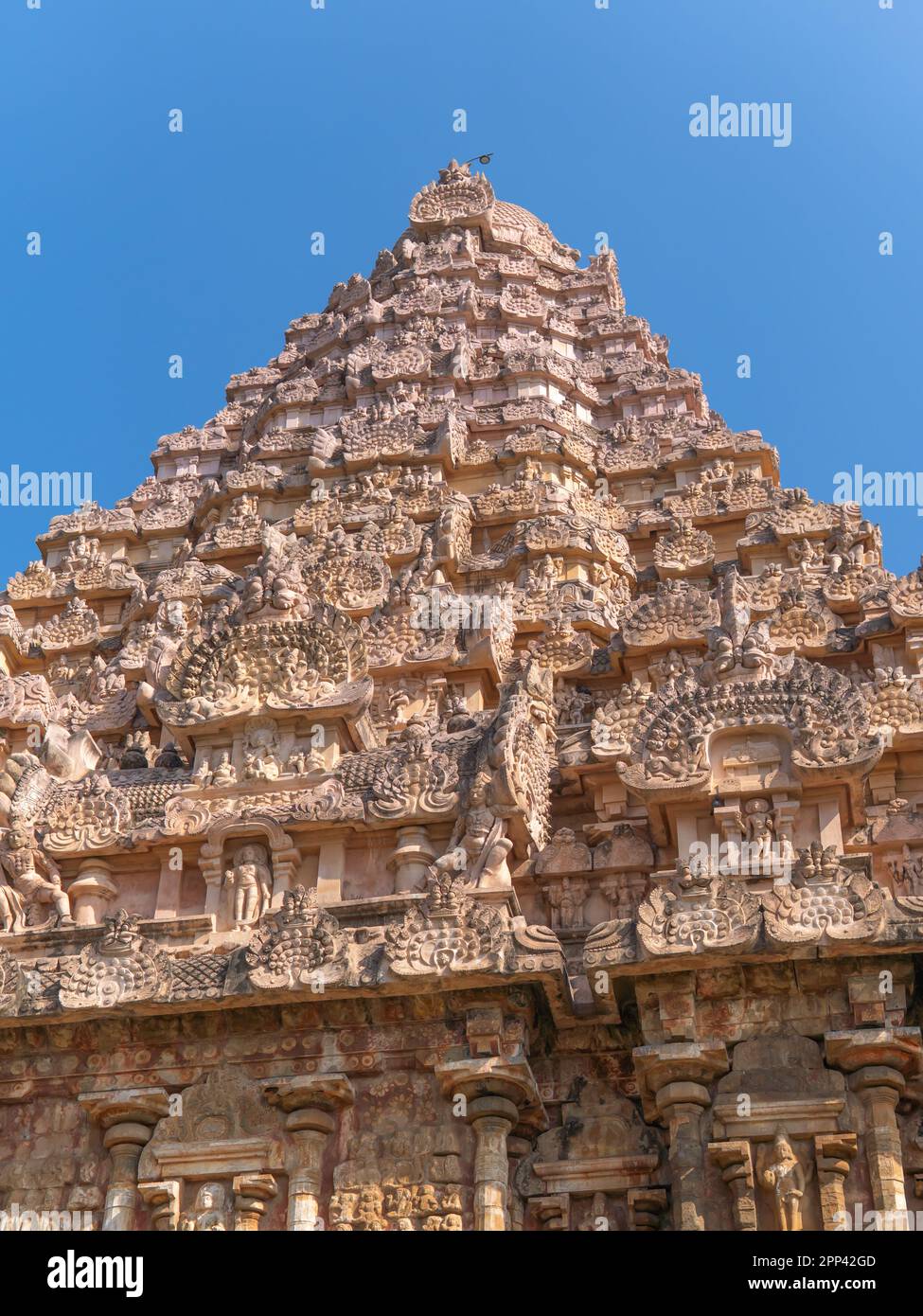 In una splendida giornata, il vimanam del tempio Gangaikonda Cholapuram, che contiene l'siva lingam, può essere visto sullo sfondo del cielo. Foto Stock