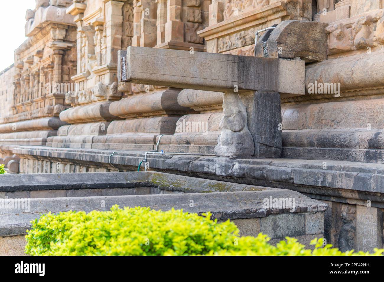 Una posizione che tiene un deflusso d'acqua al Tempio Brihadisvara di Gangaikonda Cholapuram Foto Stock