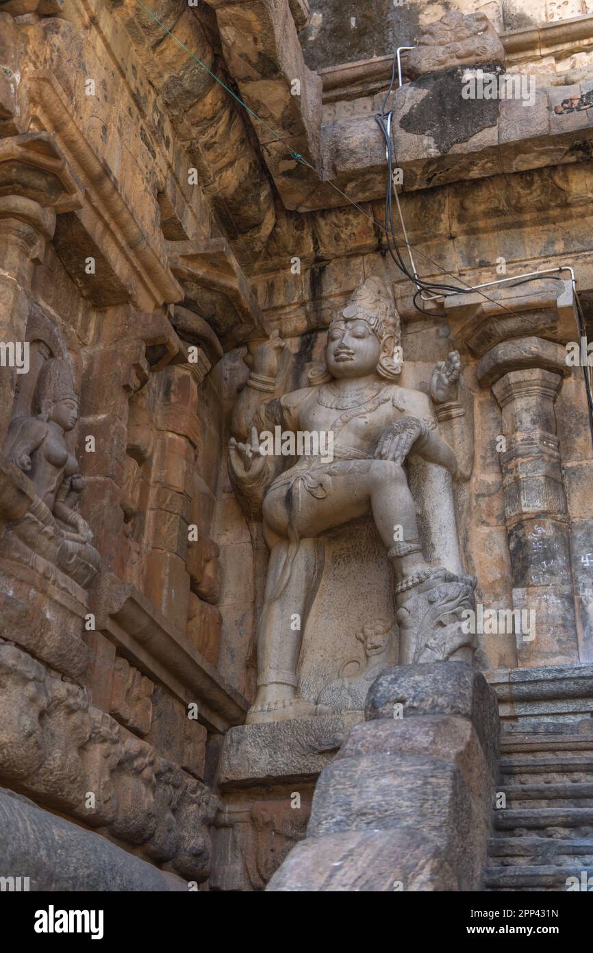 Statua di benedizione di Shivan e Parvathi di Rajaraja Cholan nel tempio di GangaiKonda Cholapuram del Tamil Nadu. Foto Stock