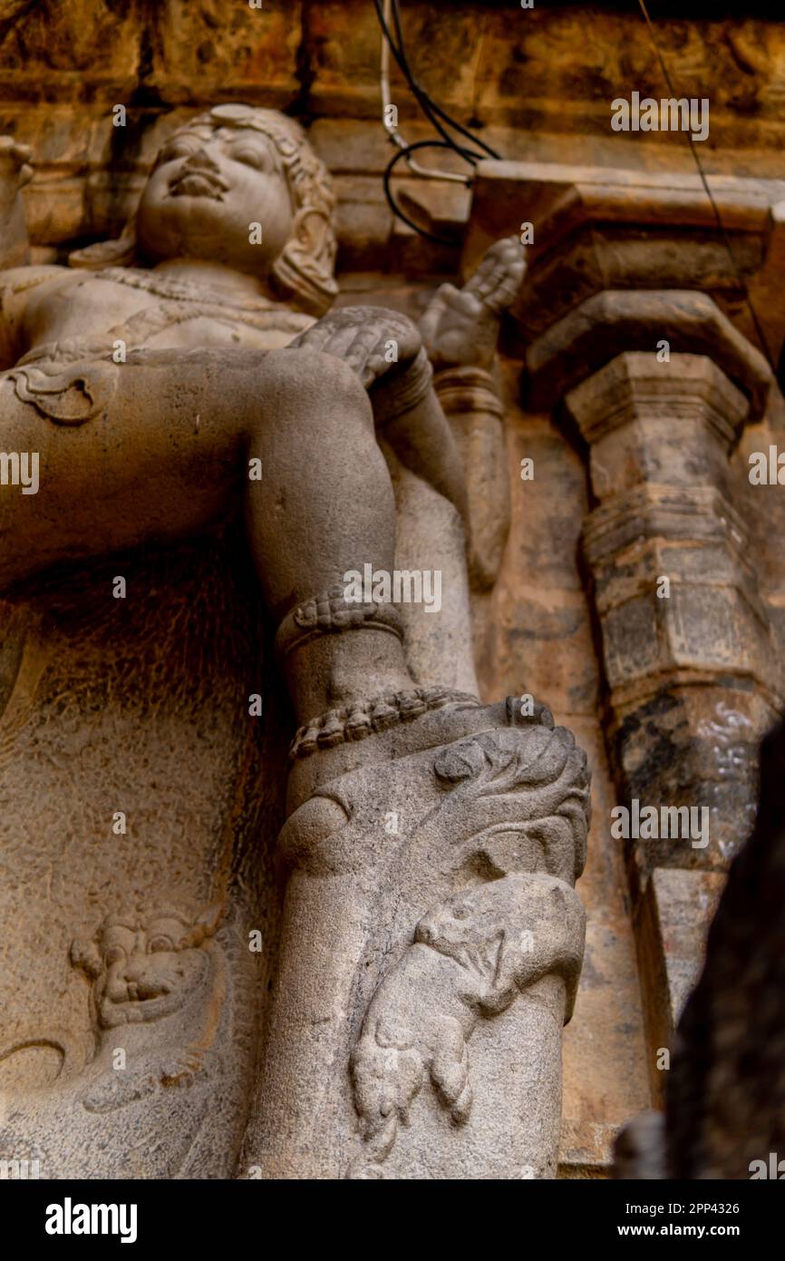 La statua di Bwara Balagar in piedi sulla cima di un serpente che sta snatching su un elefante enorme. Figurativamente riferito alle dimensioni delle guardie d'ingresso di Shiva. Foto Stock