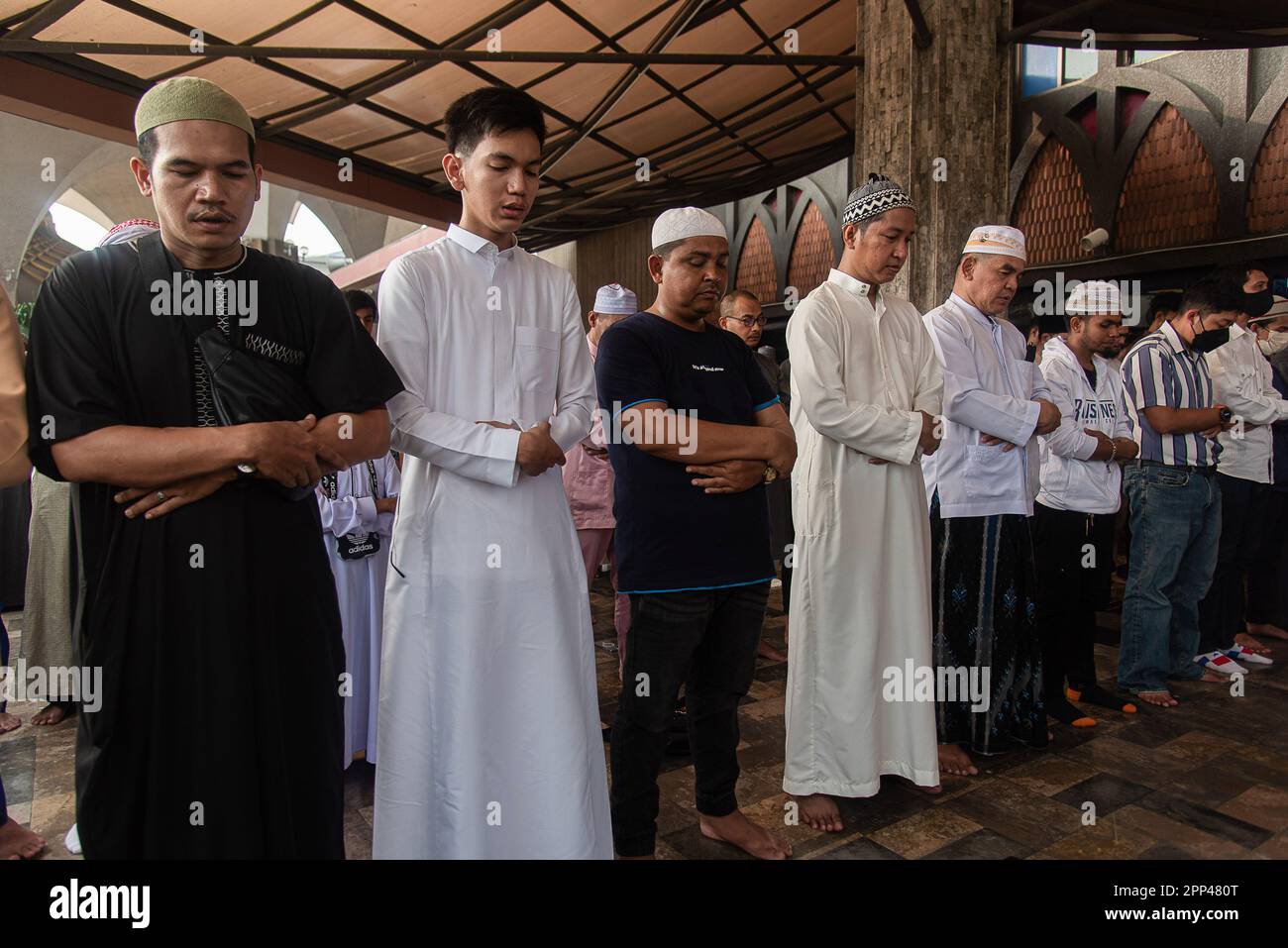 Bangkok, Thailandia. 22nd Apr, 2023. I musulmani eseguono le preghiere di Eid al-Fitr nel centro islamico della Thailandia. EID al-Fitr è una festa religiosa celebrata dai musulmani di tutto il mondo che segna la fine del Ramadan, il mese santo islamico del digiuno. (Foto di Peerapon Boonyakiat/SOPA Images/Sipa USA) Credit: Sipa USA/Alamy Live News Foto Stock