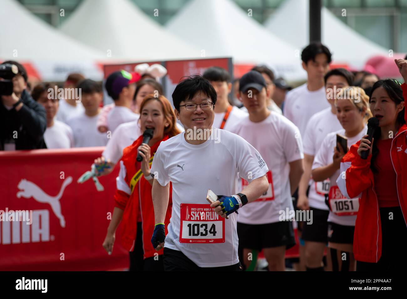 Seul, Corea del Sud. 22nd Apr, 2023. I corridori iniziano durante il Lotte World Tower Sky Run 2023 a Seoul, Corea del Sud, il 22 aprile 2023. Credit: Wang Yiliang/Xinhua/Alamy Live News Foto Stock