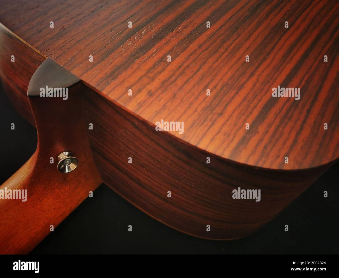 Primo piano della chitarra acustica posteriore mostra il pulsante Guitar Strap Foto Stock