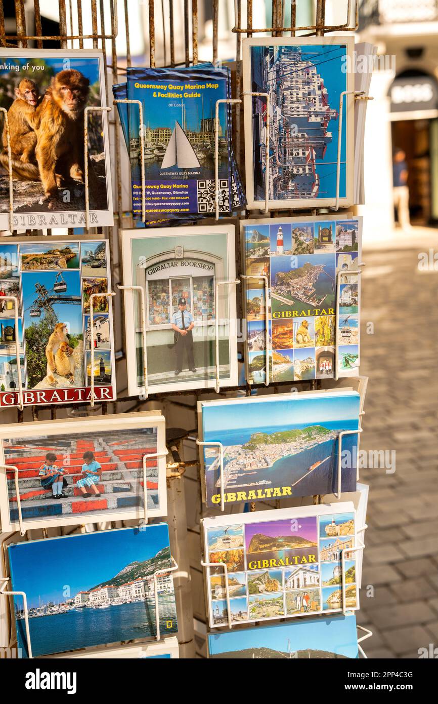Gibilterra, Regno Unito - 7 aprile 2023: Cartoline all'esterno di un negozio di souvenir. Foto Stock