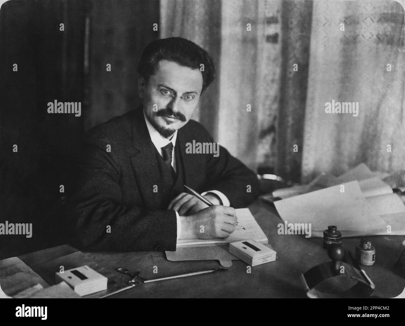 Leon Trotsky alla scrivania 1917-18. Foto Stock