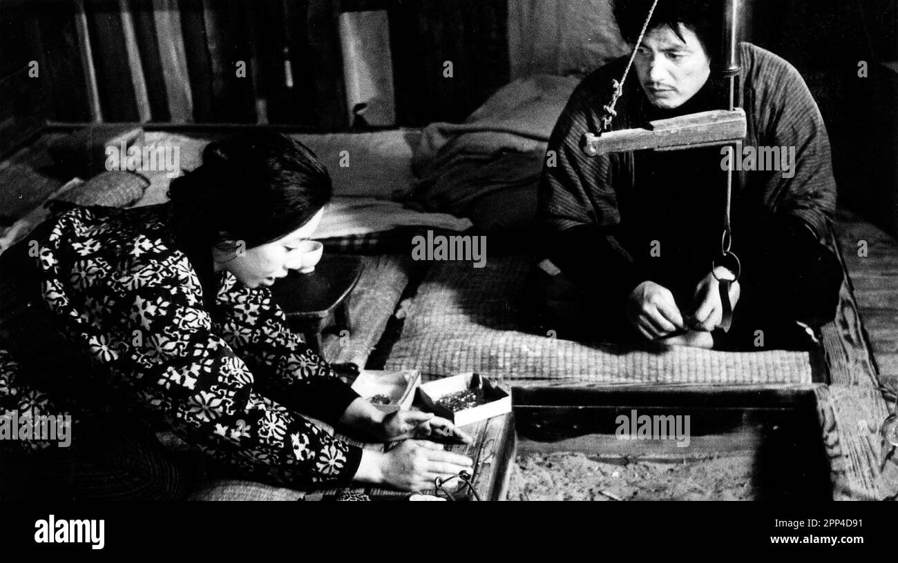 EIJI OKADA e KYOKO KISHIDA in WOMAN IN THE DUNES (1964) -titolo originale: SUNA NO ONNA-, diretto da HIROSHI TESHIGAHARA. Credito: Toho / Album Foto Stock