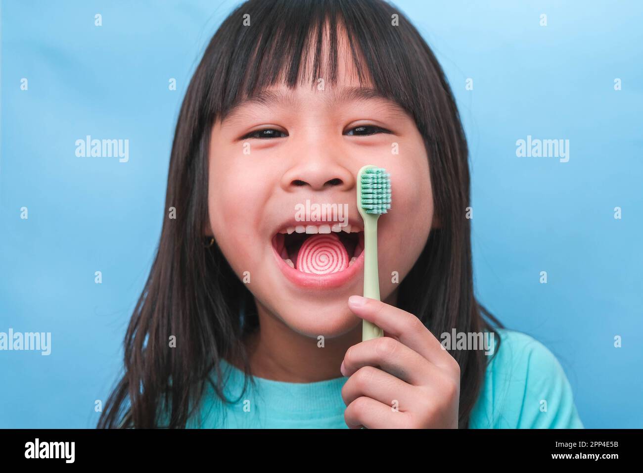 Bambino con denti cariati dal dentista immagini e fotografie stock ad alta  risoluzione - Alamy