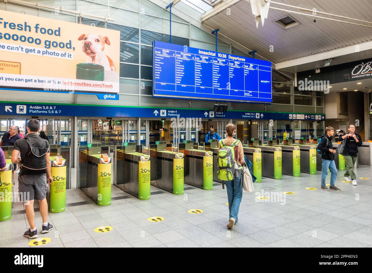 Barriere automatiche per l'ingresso dei biglietti e informazioni presso la stazione ferroviaria Connolly di Dublino, Irlanda Foto Stock