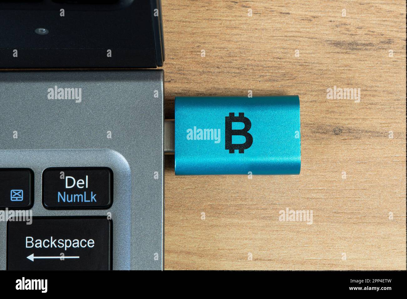 Portafoglio hardware per la criptovaluta collegato al laptop. il modo freddo per conservare le criptovalute su un supporto portatile è un modo per proteggere i risparmi. Fissare o Foto Stock