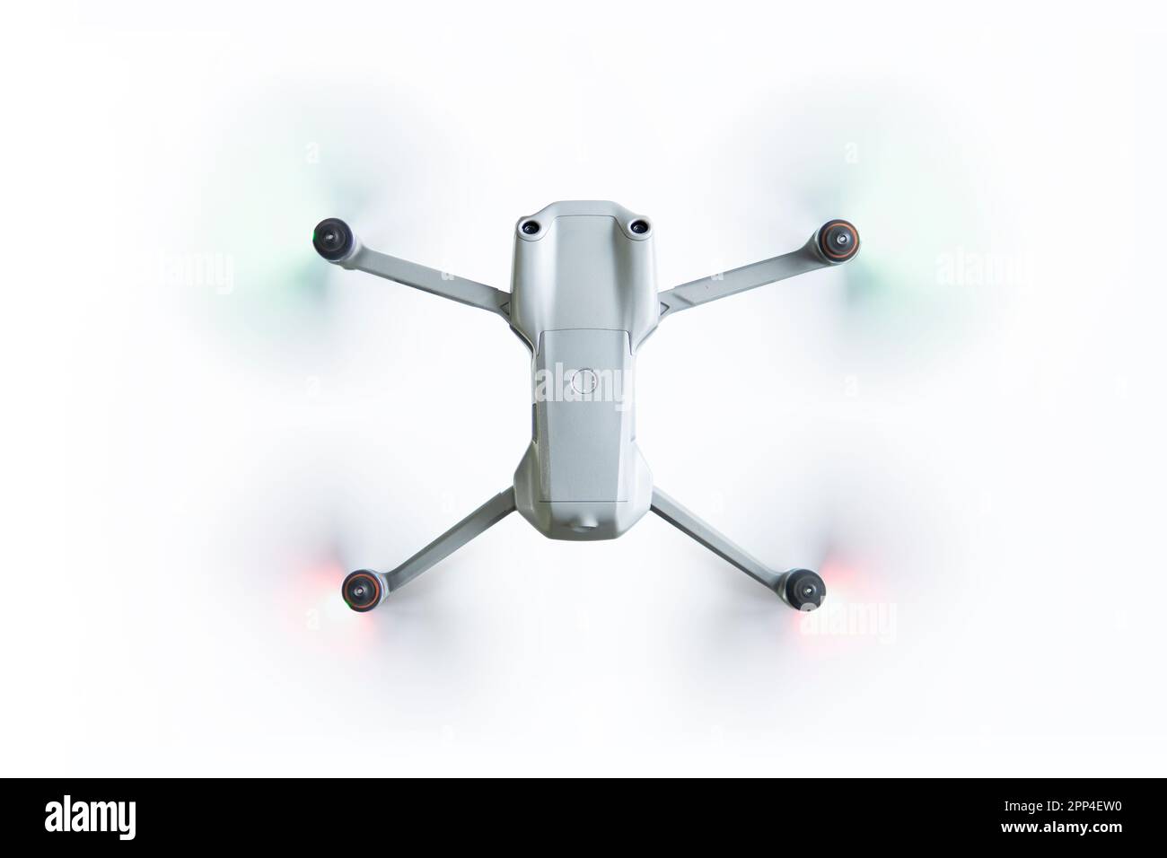 drone volante con eliche giranti su sfondo bianco vista dall'alto Foto Stock