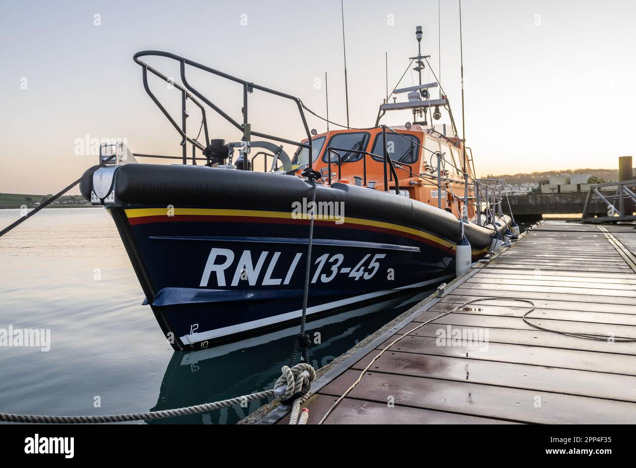RNLI Lifeboat Val Adnams 13-45 ormeggiato a Courtmacsherry, West Cork, Irlanda. Foto Stock
