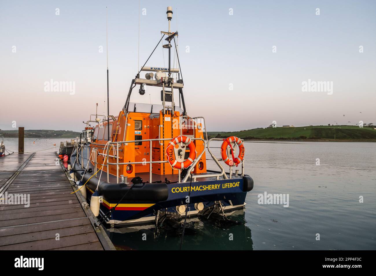 RNLI Lifeboat Val Adnams 13-45 ormeggiato a Courtmacsherry, West Cork, Irlanda. Foto Stock
