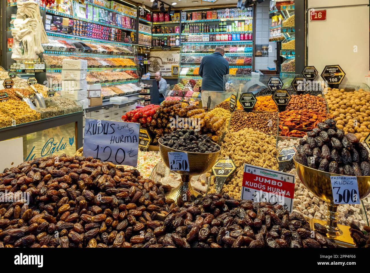 Frutta secca in vendita in un negozio di alimentari, Istanbul, Turchia Foto Stock