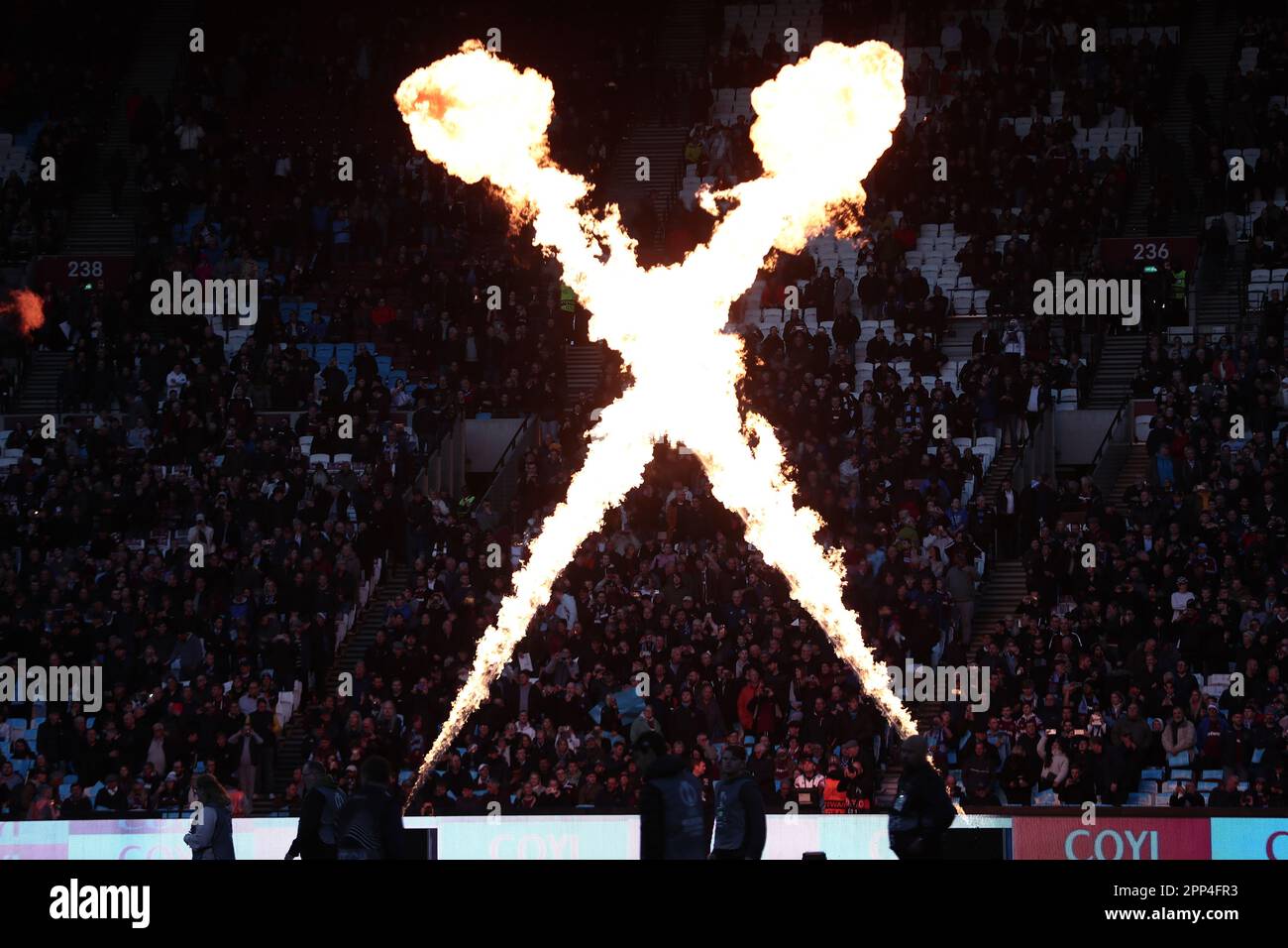 Una visione generale dello spettacolo di fuochi d'artificio davanti alla partita durante la partita di calcio di West Ham United contro KAA Gent, UEFA Europa Conference League, Quarter-F. Foto Stock