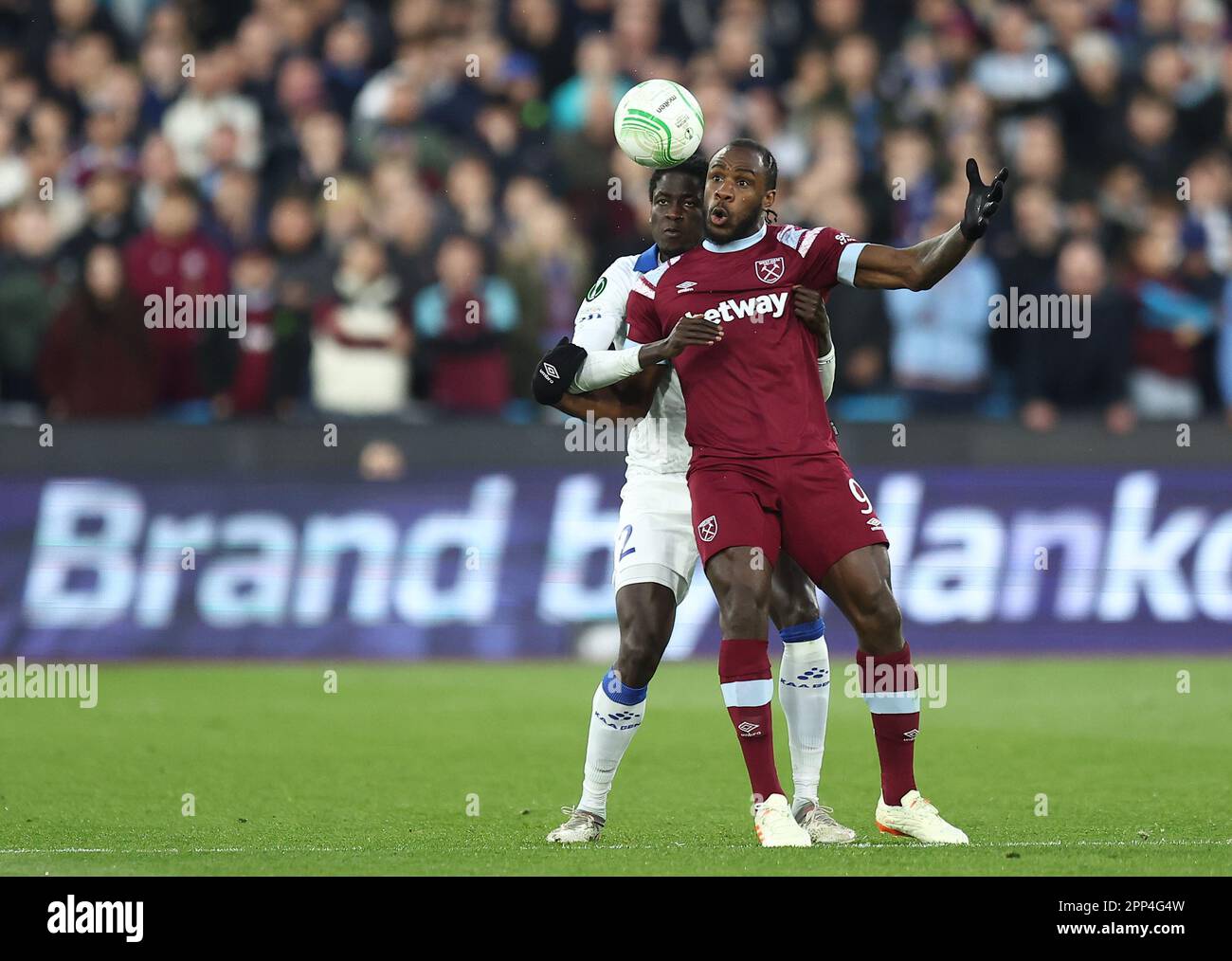 Joseph Okumu di KAA Gent e Michail Antonio di West Ham United durante la partita di calcio di West Ham United contro KAA Gent, UEFA Europa Conference League, Quar Foto Stock
