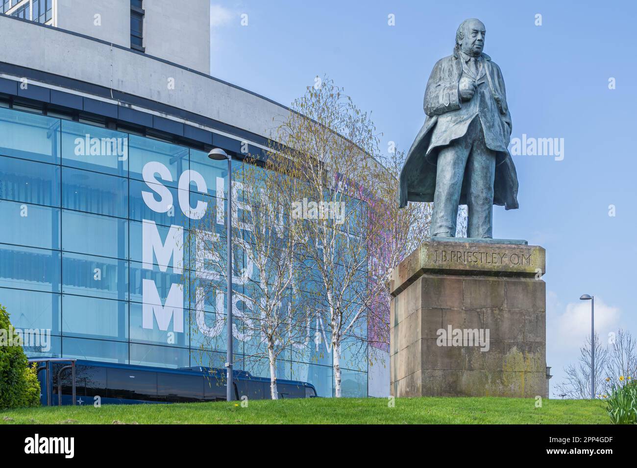 Statua di JB Priestley di fronte al Museo della Scienza e dei Media Foto Stock