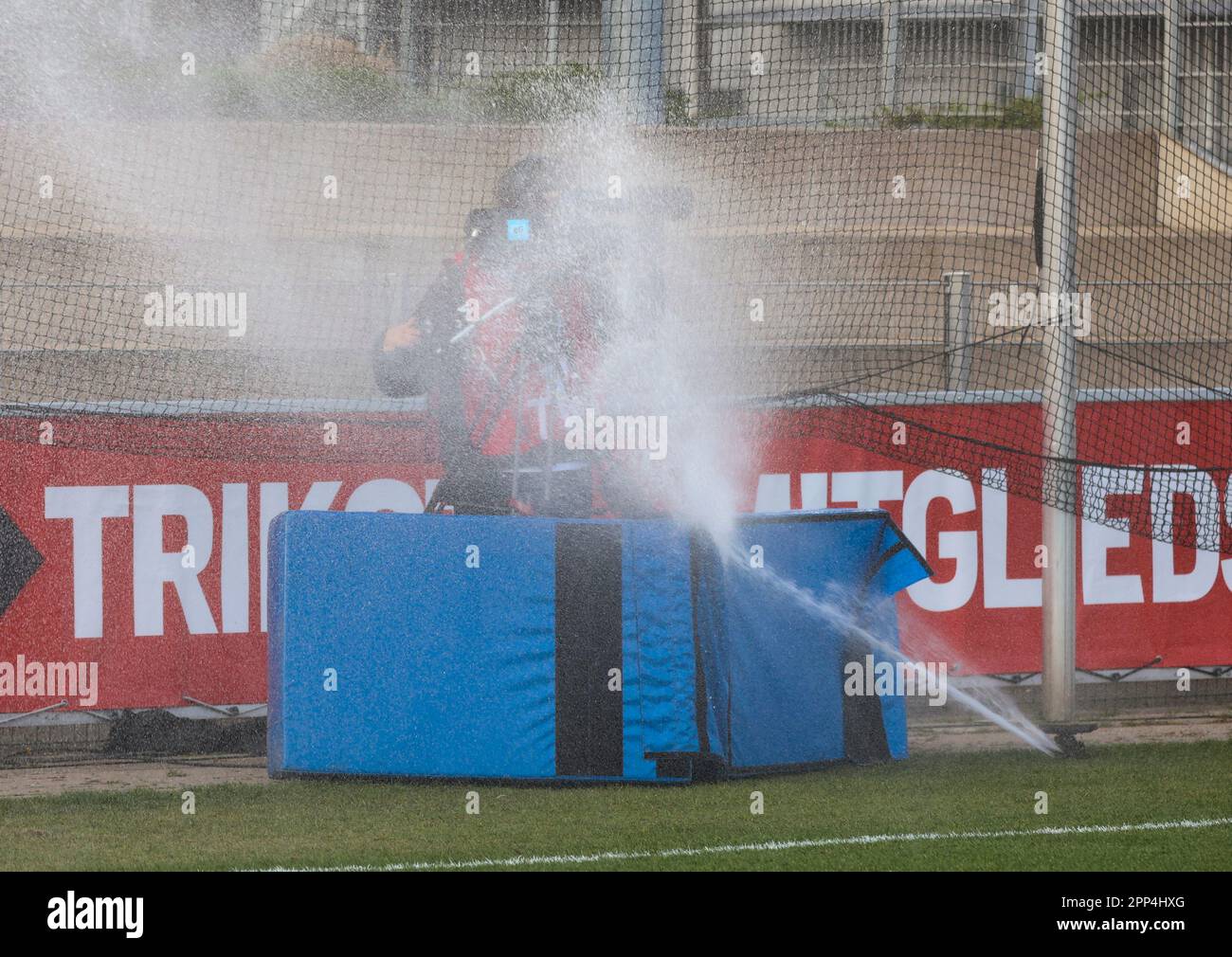 Un cameraman TV sta dietro la sua macchina fotografica nella zona di irrigazione del prato prima del kick-off, Leverkusen, Germania. 21st Apr, 2023. Flyeralarm Bundesliga, giorno 18, Bayer 04 Leverkusen - TSG Hoffenheim. Credit: Juergen Schwarz/Alamy Live News Foto Stock