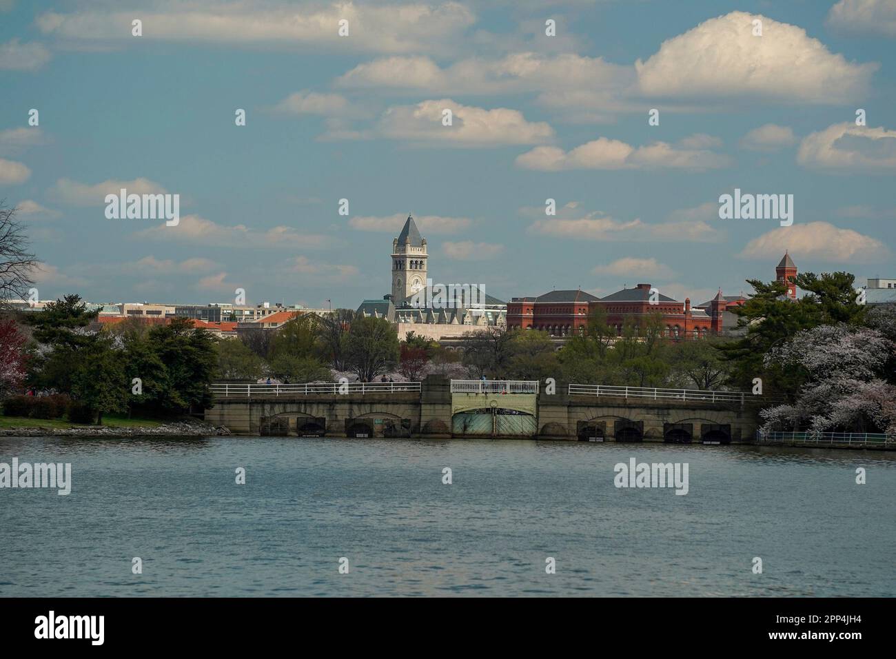 vista di georgetown da una crociera sul fiume potomac washignton dc su un idrotaxi fluviale Foto Stock