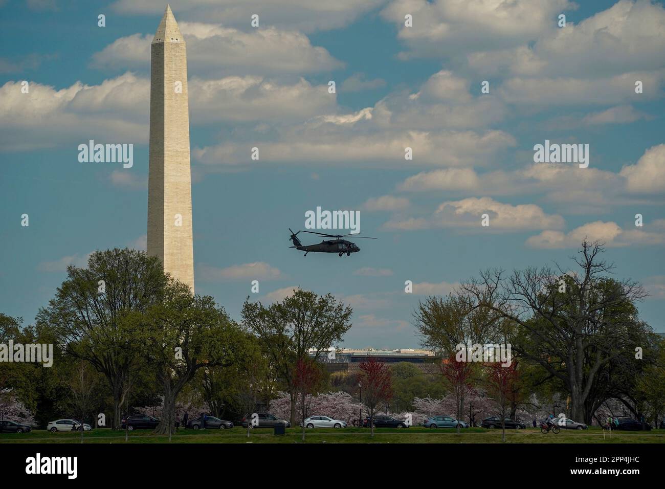 elicottero che vola vicino alla vista del monumento george washington da una crociera sul fiume potomac washignton dc su un battello fluviale taxi acquatico Foto Stock