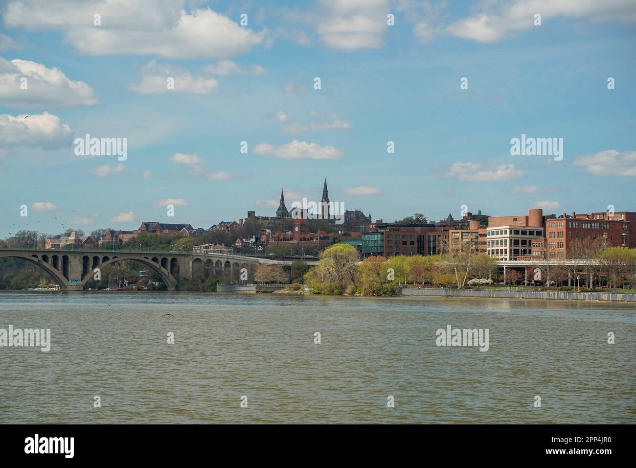 vista di georgetown da una crociera sul fiume potomac washignton dc su un idrotaxi fluviale Foto Stock