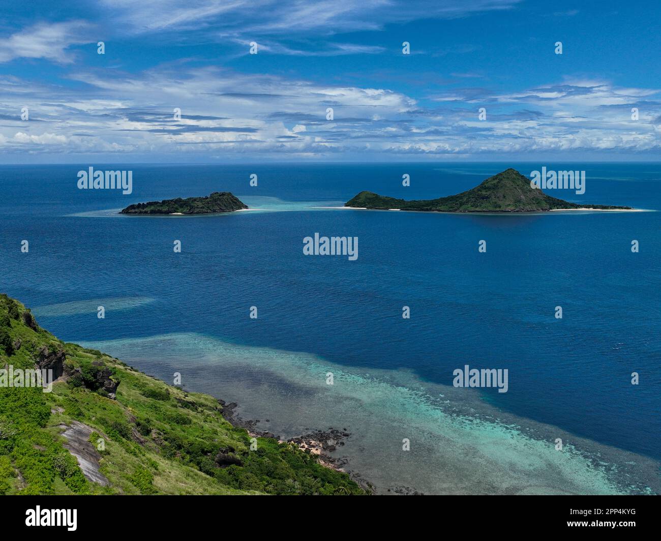 Vista aerea di una lussureggiante isola che mostra l'elving tropicale nello stretto di Torres, Murray Island, QLD Foto Stock