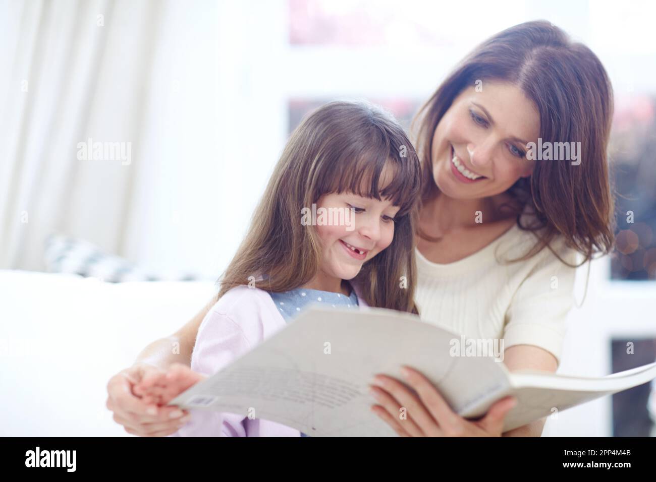 Ama leggere le principesse. madre e figlia leggono un libro insieme. Foto Stock