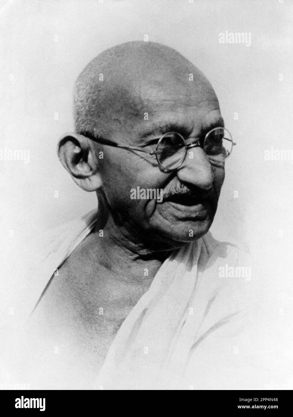 Mohandas K. Gandhi, ritratto, alla sua residenza a Delhi il suo 77th° compleanno. 2nd ottobre 1946 Foto Stock