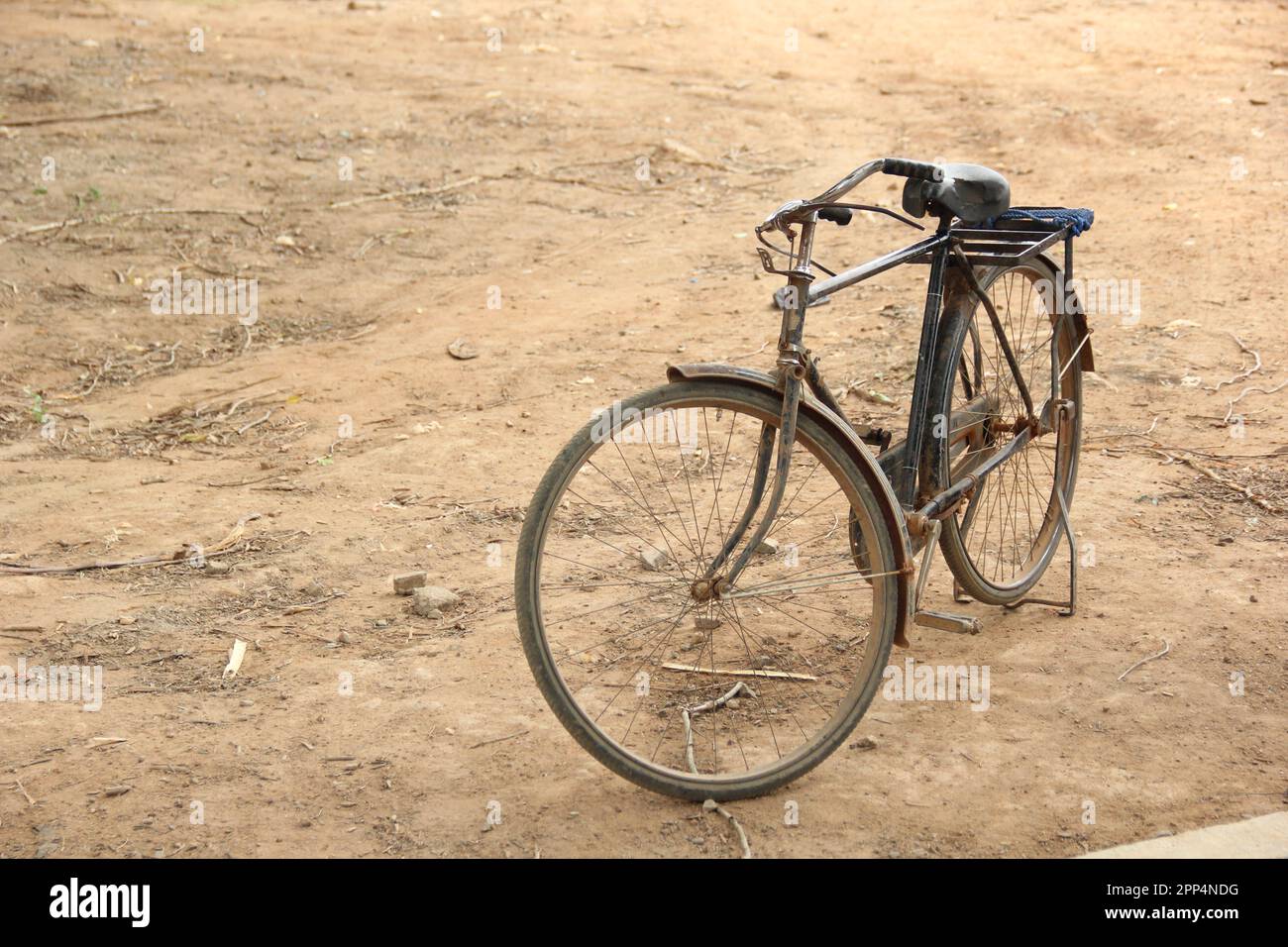 La bicicletta a piedi si fermò su un terreno sabbioso vicino al carro armato Iranamadu in Sri Lanka. Foto Stock
