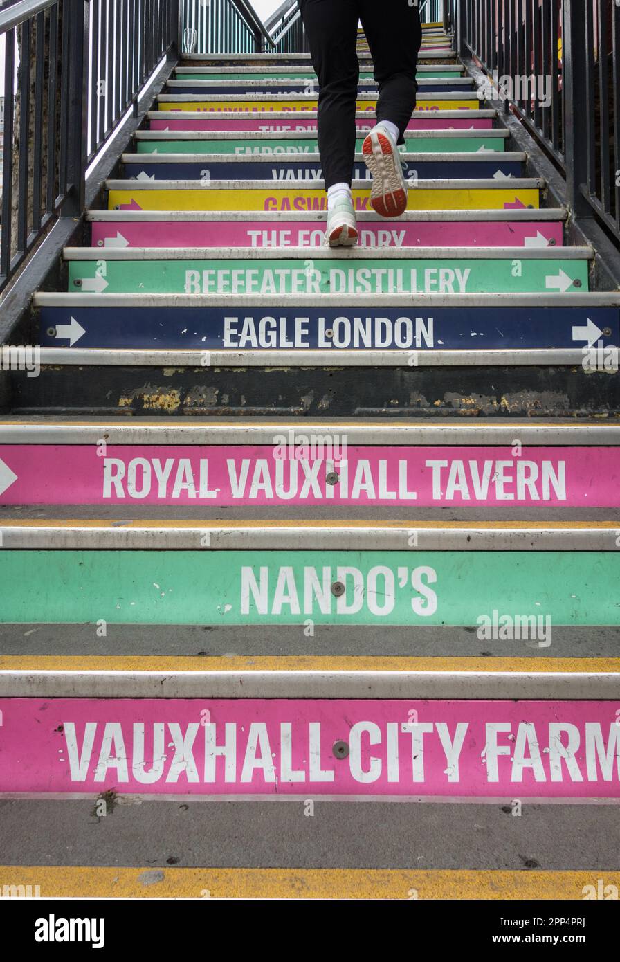 Nomi di luoghi colorati su una scala pubblica a Vauxhall, Londra, Inghilterra, Regno Unito Foto Stock
