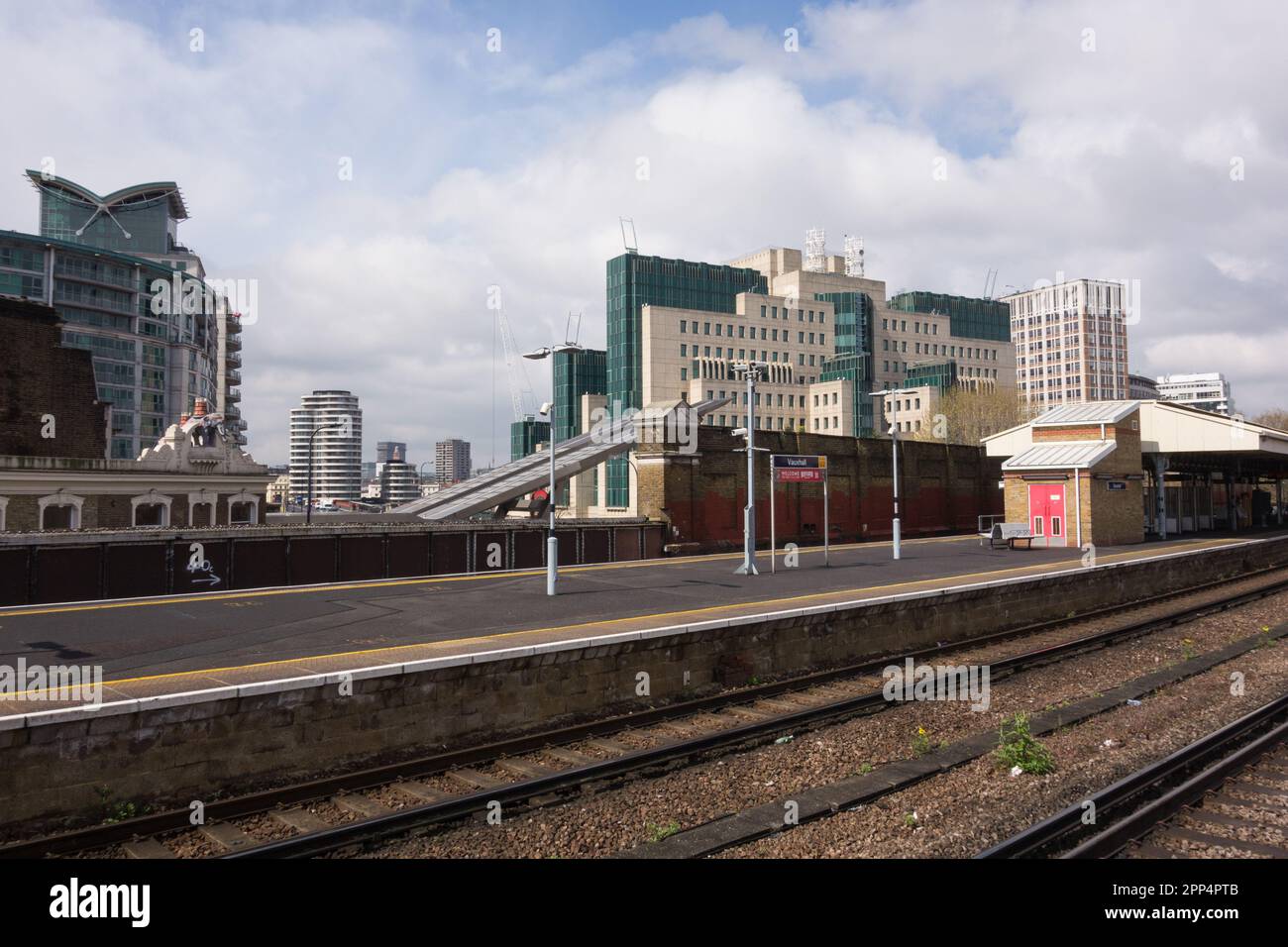 Stazione ferroviaria di Vauxhall e edificio della sede centrale del fiume Vauxhall Cross MI6 sul lato meridionale del Vauxhall Bridge, Vauxhall, Londra, Inghilterra, Regno Unito Foto Stock