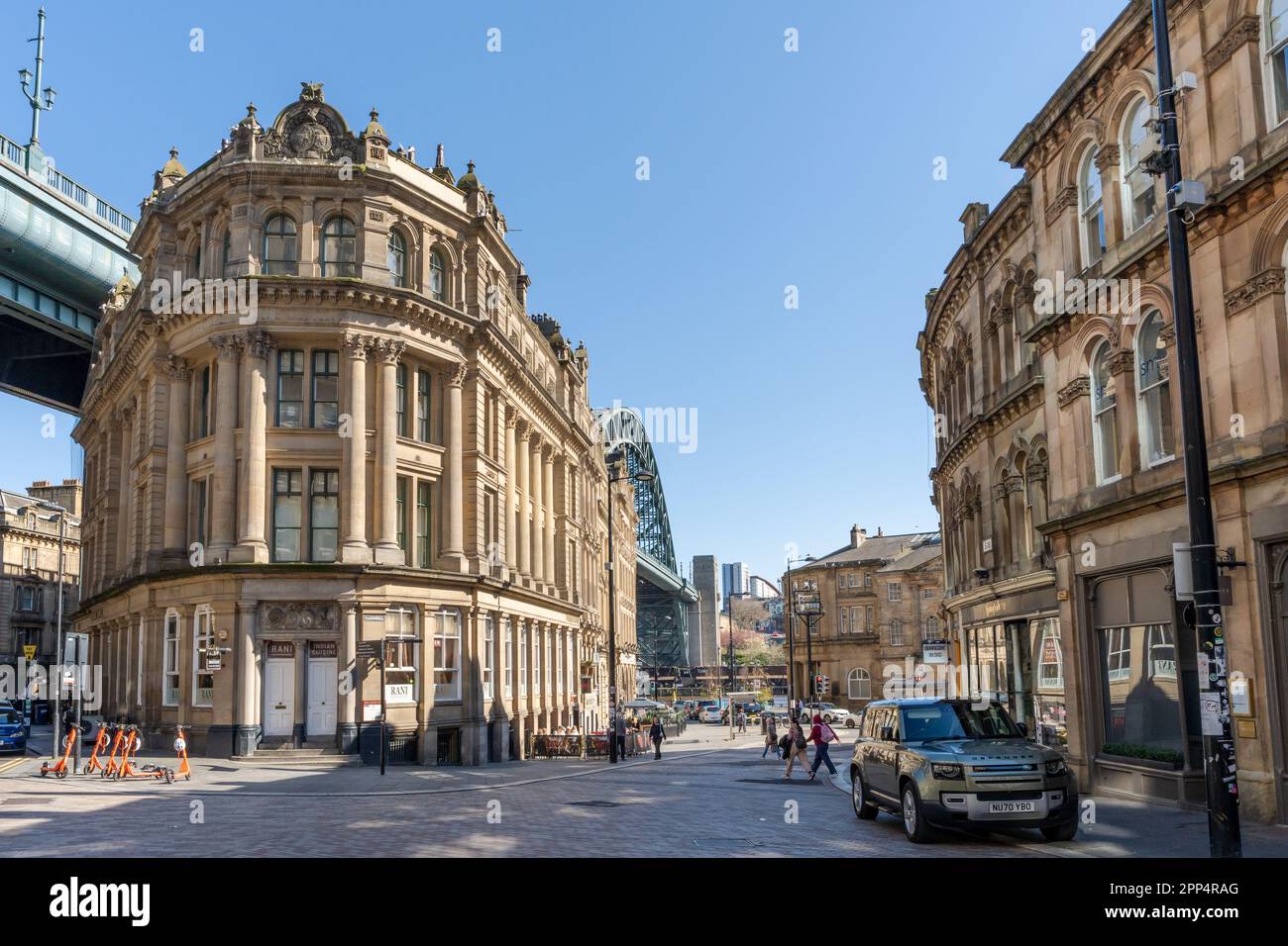 Una vista sul lato del Quayside nella città di Newcastle upon Tyne, Regno Unito, tra cui l'iconico Tyne Bridge. Foto Stock