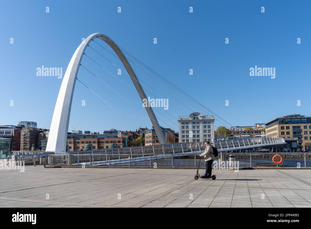 Una vista sul Ponte del Millennio di Gateshead, o sul ponte "a occhi aperti", sul fiume Tyne a Gateshead, Regno Unito. Foto Stock